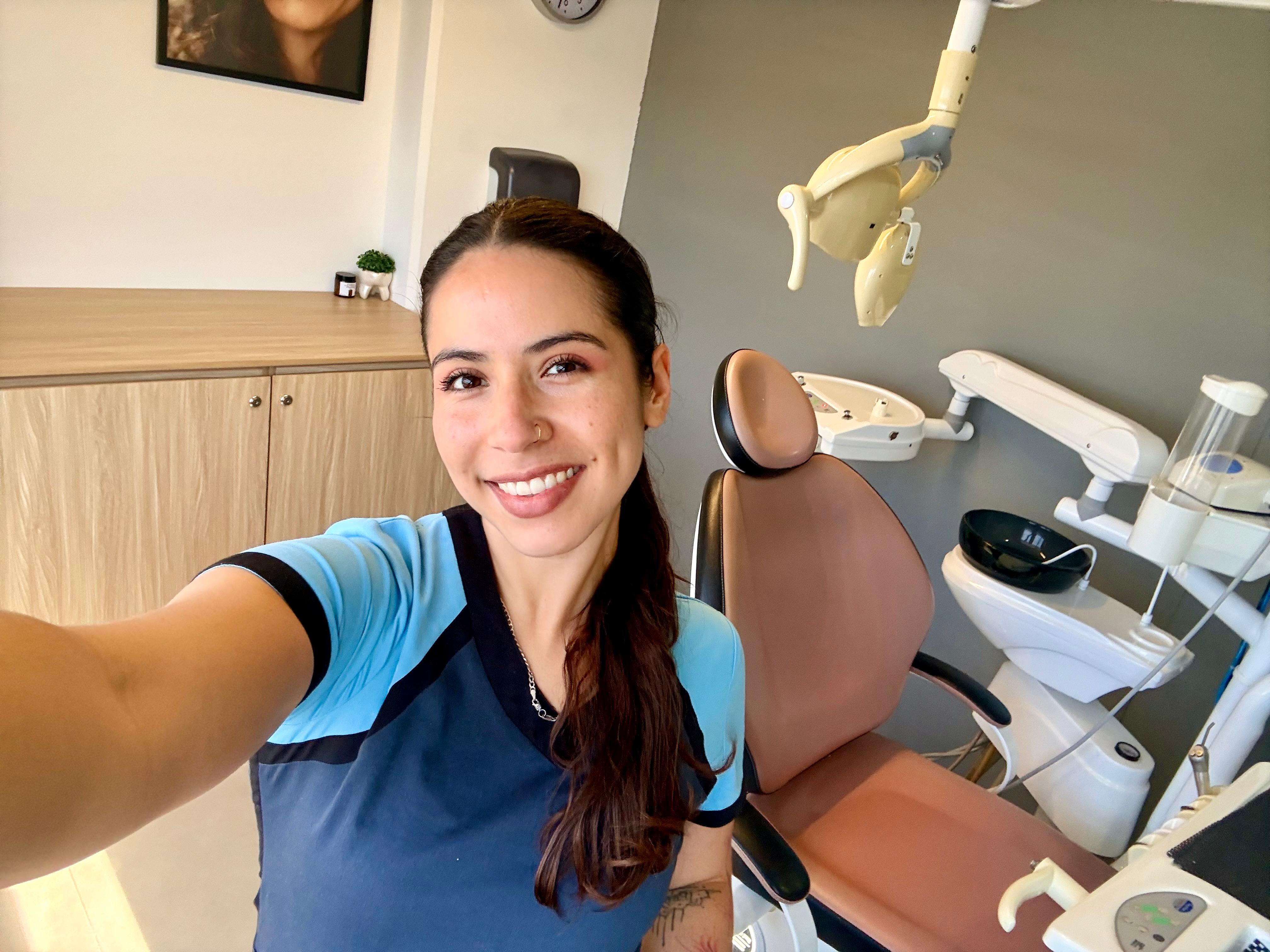 Dra. Karina en consulta odontológica